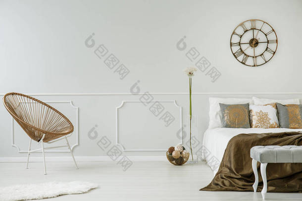 大钟挂在浅灰色的墙壁与<strong>护墙板</strong>在房间内的真实照片, 金色的椅子, 双人床和装饰