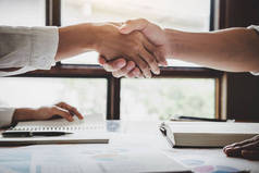 业务握手后讨论好交易成交签署协议并成为业务合作伙伴, 为两家公司签约, 成功的商人握手.