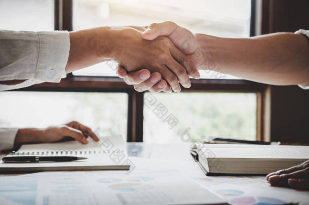业务握手后讨论好交易成交签署协议并成为业务合作伙伴, 为两家公司签约, 成功的商人握手.