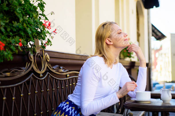 愉快的想法。享受她的生活。女金发女郎<strong>梦</strong>幻般的笑脸享受咖啡, 都市背景弥散。女孩们<strong>梦</strong>想的是什么。女士快乐的<strong>梦</strong>想, 同时享受放松咖啡馆露台