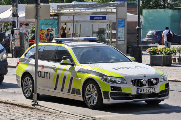 奥斯陆, 挪威-马伊 15: 挪威警察使用 Bmw 汽车<strong>并且</strong>在市中心在挪威的奥斯陆执行常规检查在米 15, 2018