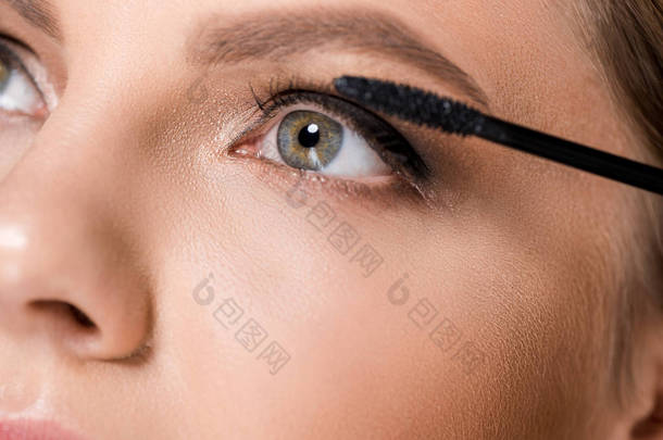 妇女的部分看法涂抹黑色睫毛膏时, 看着远离