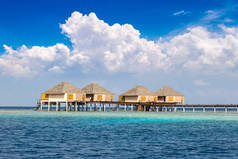 马尔代夫-2018年6月24日: 夏季日马尔代夫热带海滩的水上别墅 (平房) 和木桥