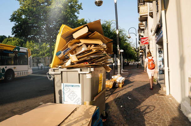尚贝里, 法国-Aug16, 2018: 法国街道在尚贝里与小辫子满纸纸板箱垃圾妇女走在附近