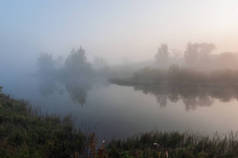 早晨在湖上的晨雾。美丽的夏天风景