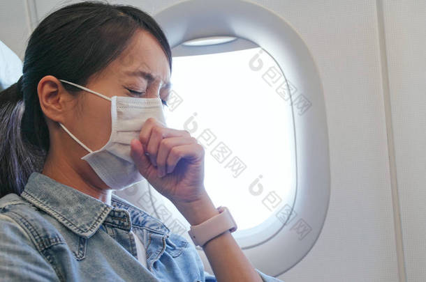 妇女感觉不适和戴口罩在飞机上