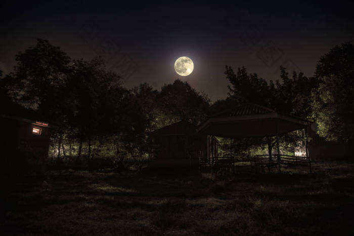 晚上在森林里建筑的山夜风景与月亮或老式乡图片-包图网企业站
