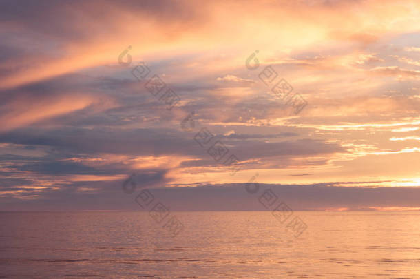 壮观的日落海景, 橙色, 蓝色, 黄色, 洋红, 金色的天空反映在海太平洋, 背景照片的太阳设置在地平线上美丽的云彩