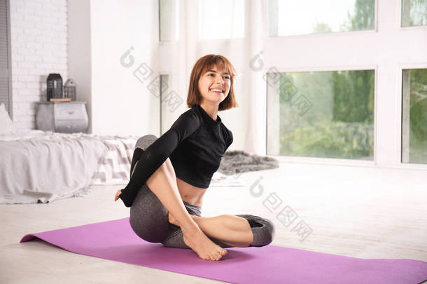 在家里练瑜伽的胖女人
