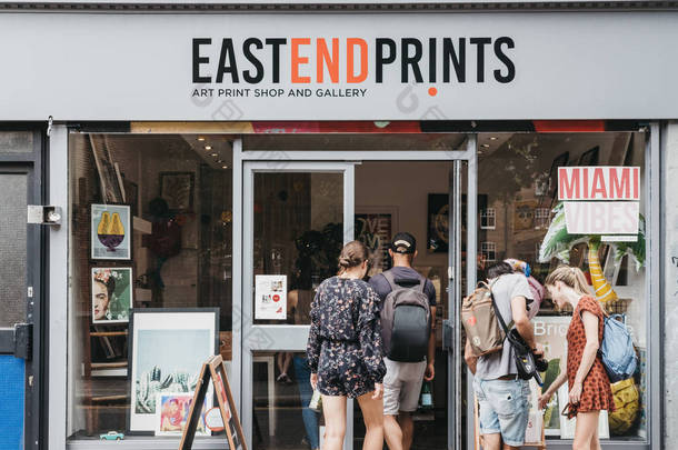 伦敦, 英国-2018年7月22日: 人们进入东端打印商店在东伦敦, 一个流行的印刷商店与<strong>海报</strong>来自<strong>新</strong>的和<strong>新</strong>兴的艺术家在当地和横跨英国.