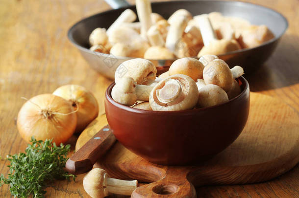 生的吉普赛蘑菇或 Cortinarius caperatus 蘑菇<strong>出门</strong>烹调。用野蘑菇、香草、洋葱组成 .