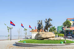 柬埔寨金边-2018年4月9日: 对西索瓦·西里拉码头的看法与马纪念碑对战士 Techo 多边环境协定和 Techo 峰和柬埔寨旗子