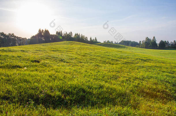 拉脱维亚 Kraslava 市。清晨的阳光, 草地和树木。自然照片。<strong>旅游照片</strong>2018.