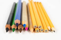 在白色桌子上的铅笔蜡笔。在美术课上使用的学校用品。白色背景.