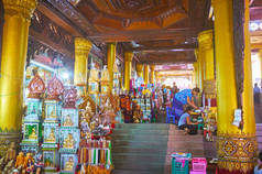 缅甸仰光-2018年2月17日: 历史覆盖的画廊沿大金塔的东部门路线占领与市场摊位, 提供佛教物品, 在2月17日在仰光