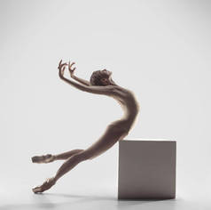 芭蕾舞 演员。年轻优雅的女芭蕾舞演员在画室跳舞。经典芭蕾之美.