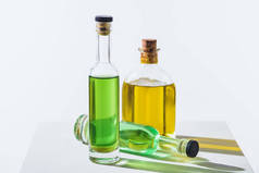 白色立方体天然草本基本绿色和黄色油瓶
