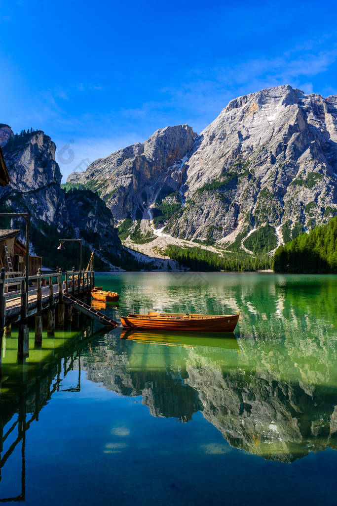 位于意大利苏蒂罗尔Dolomites山脉的Braies湖（也被称为Pragser Wildsee或Lago di Braies） 。浪漫的地方，高山湖上有典型的木船。远足及探险.