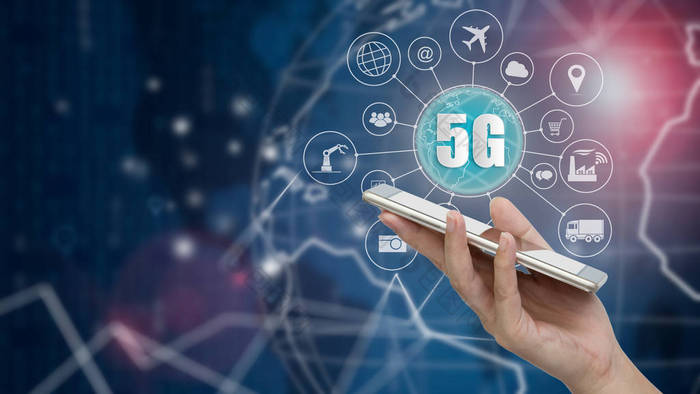 5g 网络无线系统和物联网、智能城市和通信网络, 手持智能手机和对象图标连接在一起, 连接全球无线设备.