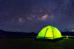 金色的绿色露营帐篷在竹露台的夜空中布满繁星和银河系, 班 Jabo, 梅洪儿, 泰国。休闲游客.