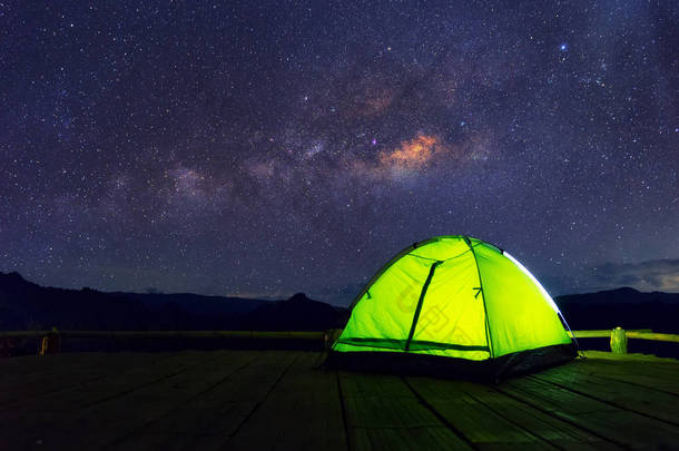 金色的绿色露营帐篷在竹露台的<strong>夜空</strong>中布满繁星和<strong>银河系</strong>, 班 Jabo, 梅洪儿, 泰国。休闲游客.