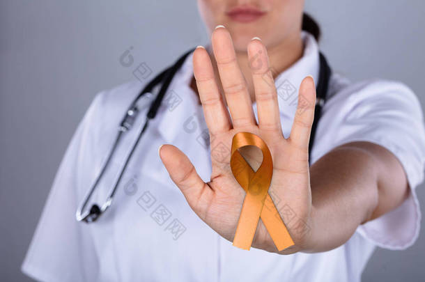 女性医生手牵带显示对子宫癌的认识
