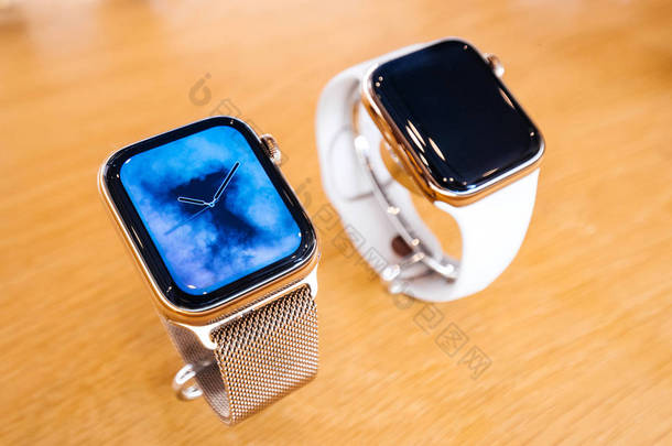 法国斯特拉斯堡-2018年9月21日: 苹果专卖店最新的黄金苹果手表系列4可穿戴个人豪华手表