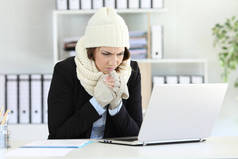 寒冷的愤怒的执行工作在办公室与加热器故障在冬天
