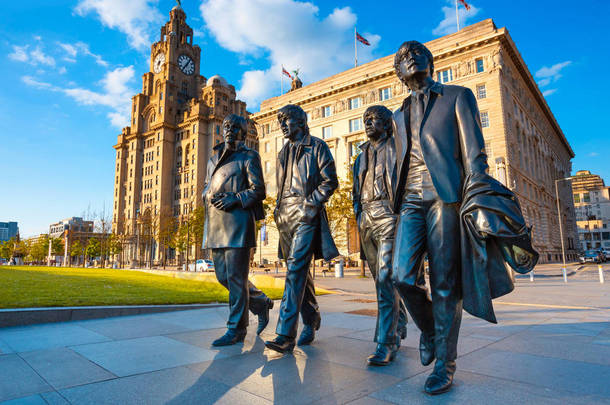 利物浦, 英国-2018年5月17日: <strong>披头士</strong>的青铜雕像矗立在默西河边的码头头上, 由安德鲁. 爱德华兹雕塑, 并于2015年12月竖立起来。