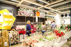 俄罗斯喀山-2018年8月31日: 在俄罗斯的大型宜家商店的内部与广泛的产品。带花的大厅