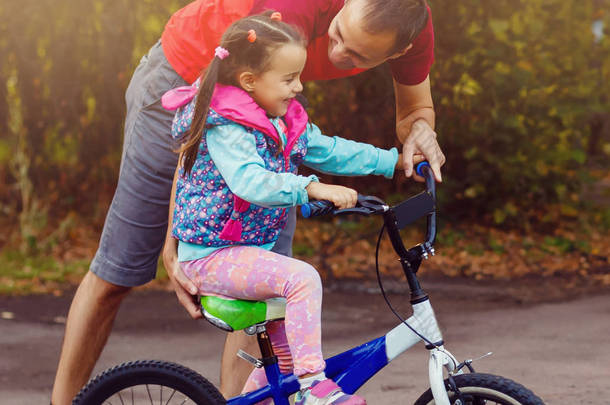 父亲教他快乐的小女儿骑自行车, 作物