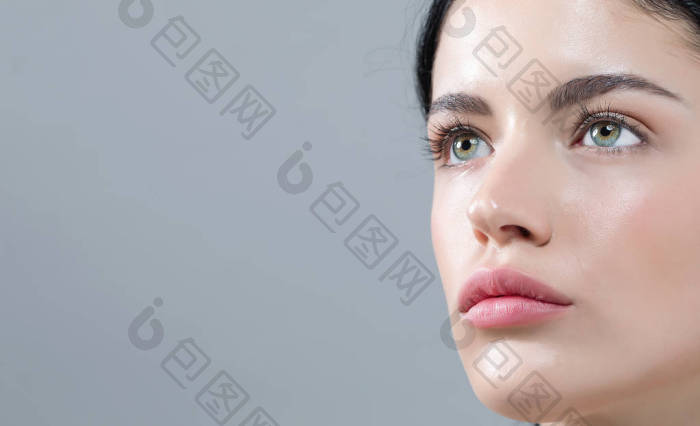 隐形眼镜的年轻女人图片-包图网企业站