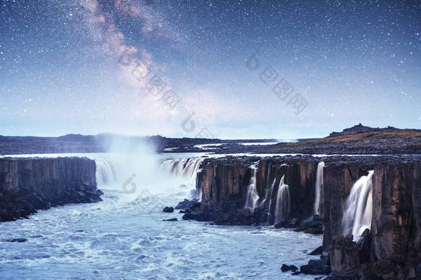 Selfoss 瀑布在国家公园 Vatnajokull 的美景。冰岛。梦幻般的星空和银河.