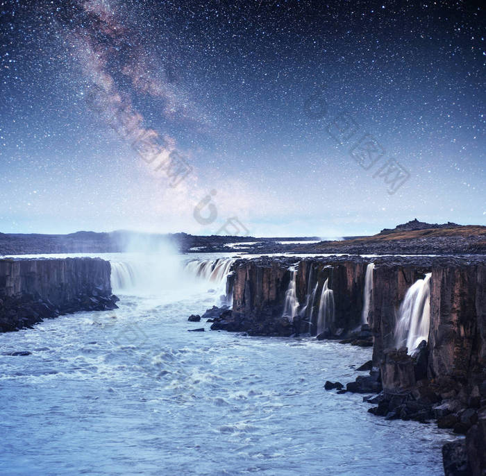 Selfoss 瀑布在国家公园 Vatnajokull 的美景。冰岛。梦幻般的星空和银河.