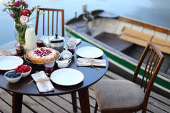 桌上有为宴会在河码头的晚宴服务。食物, 膳食, 宴会, 假期概念.