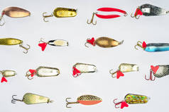排列在白色上的各种鱼饵的顶部视图