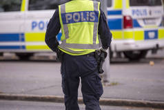 瑞典警官用反光背心和枪