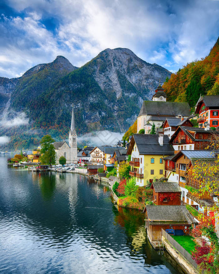 在 Hallstattersee 湖的著名哈尔施塔特湖畔镇上有雾的秋季日出。位置: 哈尔施塔特度假村, 萨尔茨卡默古特地区, 奥地利, 阿尔卑斯山。欧洲。。位置: 哈尔施塔特度假村, 萨尔茨卡默古特地