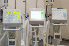 现代手术室设备和医疗设备的模糊使用艺术照明和蓝色过滤器。医疗设备模糊.