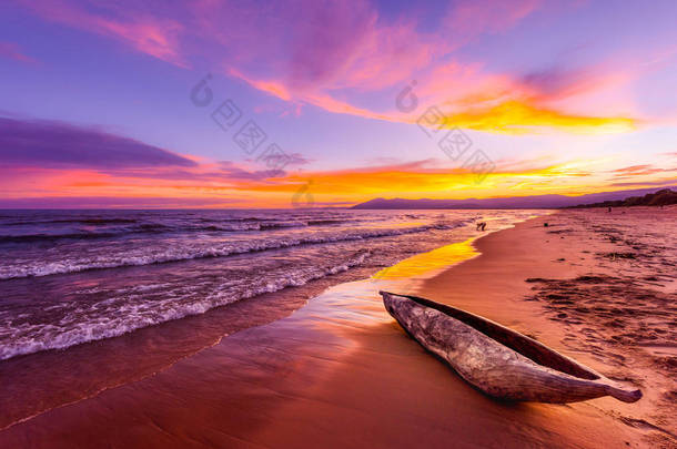马拉维湖日落在康帝海滩非洲, 独木<strong>舟船</strong>上海滩和平海滩假日美丽的日落颜色蓝色紫色橙色黄色在天空和云彩