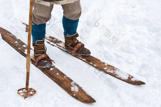 男性脚古<strong>滑雪</strong>者和老式<strong>滑雪</strong>板。历史重建。皮革<strong>滑雪</strong>靴和木制<strong>滑雪</strong>板