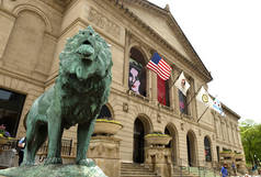 美国芝加哥-2018年6月05日: 芝加哥艺术学院狮子雕塑前面.