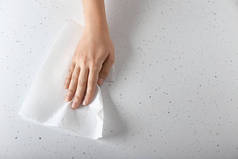 妇女擦拭光表与纸巾