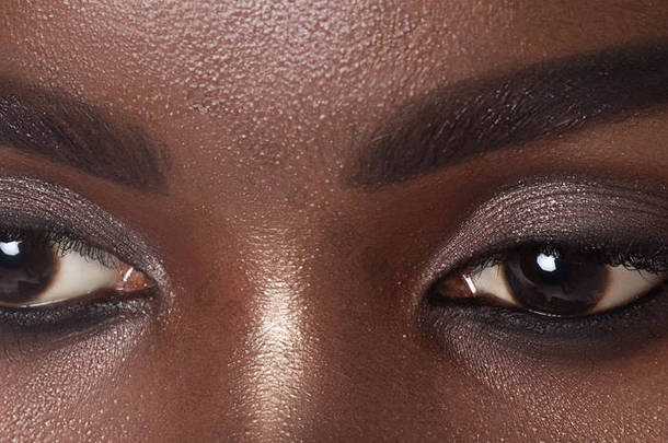 年轻美丽的黑色妇女与干净完美的皮肤的眼睛。美容、<strong>化妆品</strong>和<strong>彩妆</strong>