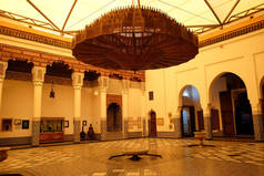 停车位铜吊灯在马拉喀什博物馆内饰