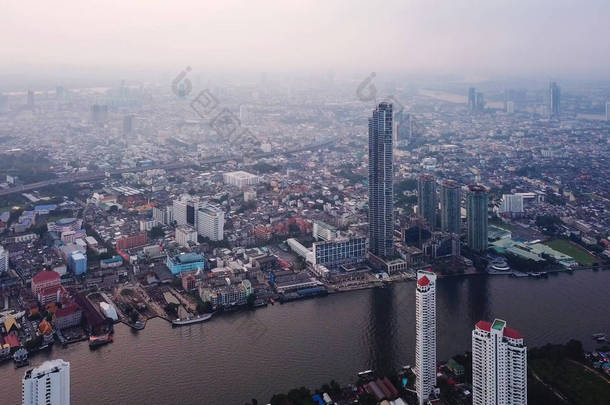 在金融区和摩天大楼建筑中, <strong>湄南河</strong>的曲线和桥的鸟瞰图。城市城市, <strong>曼谷</strong>。<strong>泰国</strong>日落市中心区.