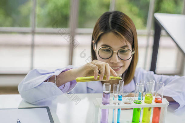 <strong>实验室</strong>测试产品的化学家妇女正在享受化学实验, <strong>化妆品</strong>的液体颜色和图标, 为消费者开发安全配方.