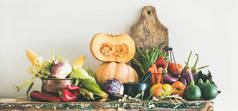 秋季素食食材品种繁多。各种秋季蔬菜的健康烹饪, 在质朴的橱柜, 白色墙壁背景, 复制空间, 广泛的成分。当地市场有机农产品