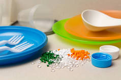 塑料一次性餐具和塑料原料。聚乙烯、聚丙烯的彩色颗粒。Bpa免费概念