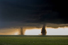 两次龙卷风同时在科罗拉多州东部平原, 一个罕见的和壮观的天气事件.